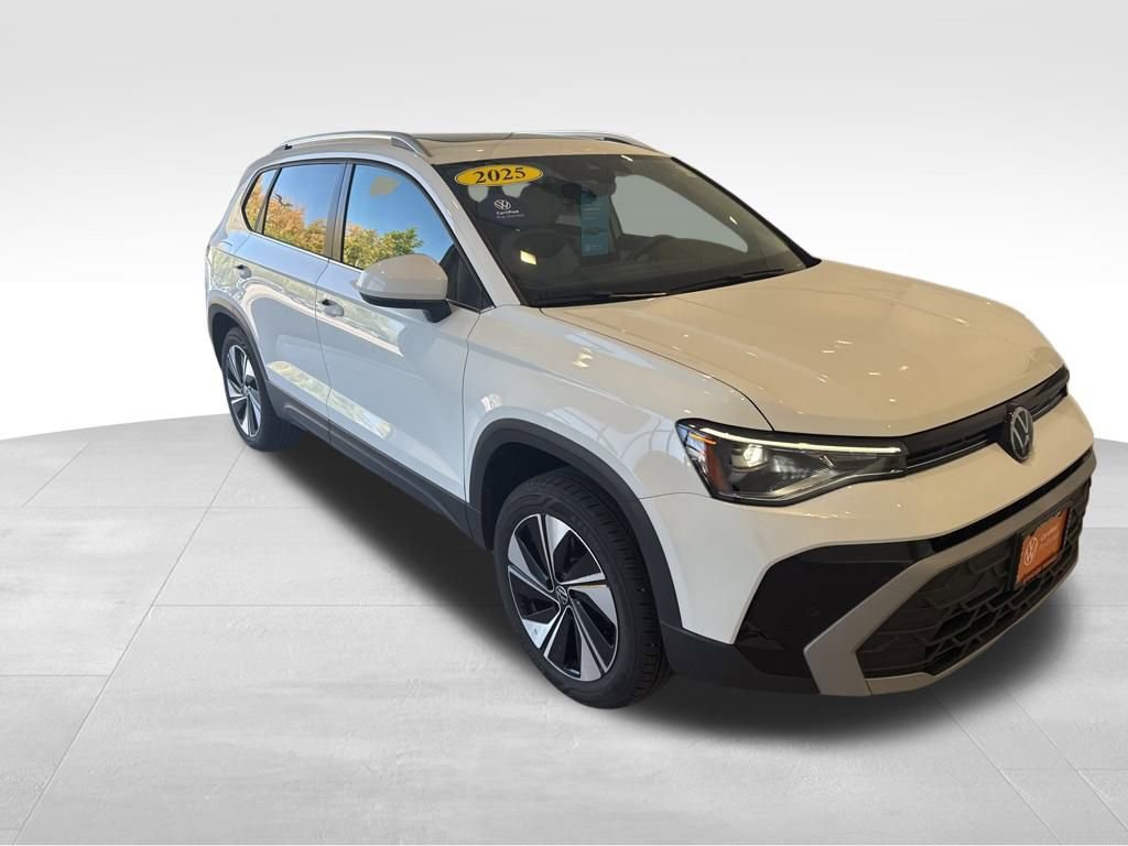 Used 2025 Volkswagen Taos SE w/ Panoramic Sunroof Package image 9
