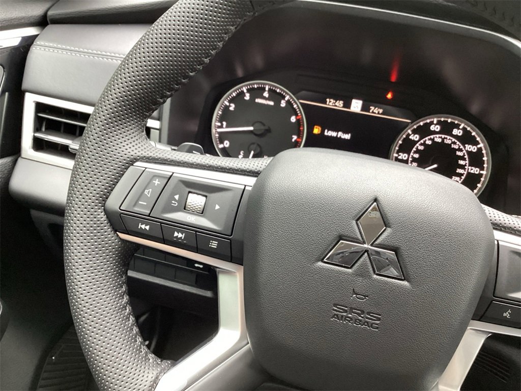 New 2025 Mitsubishi Outlander SE image 19