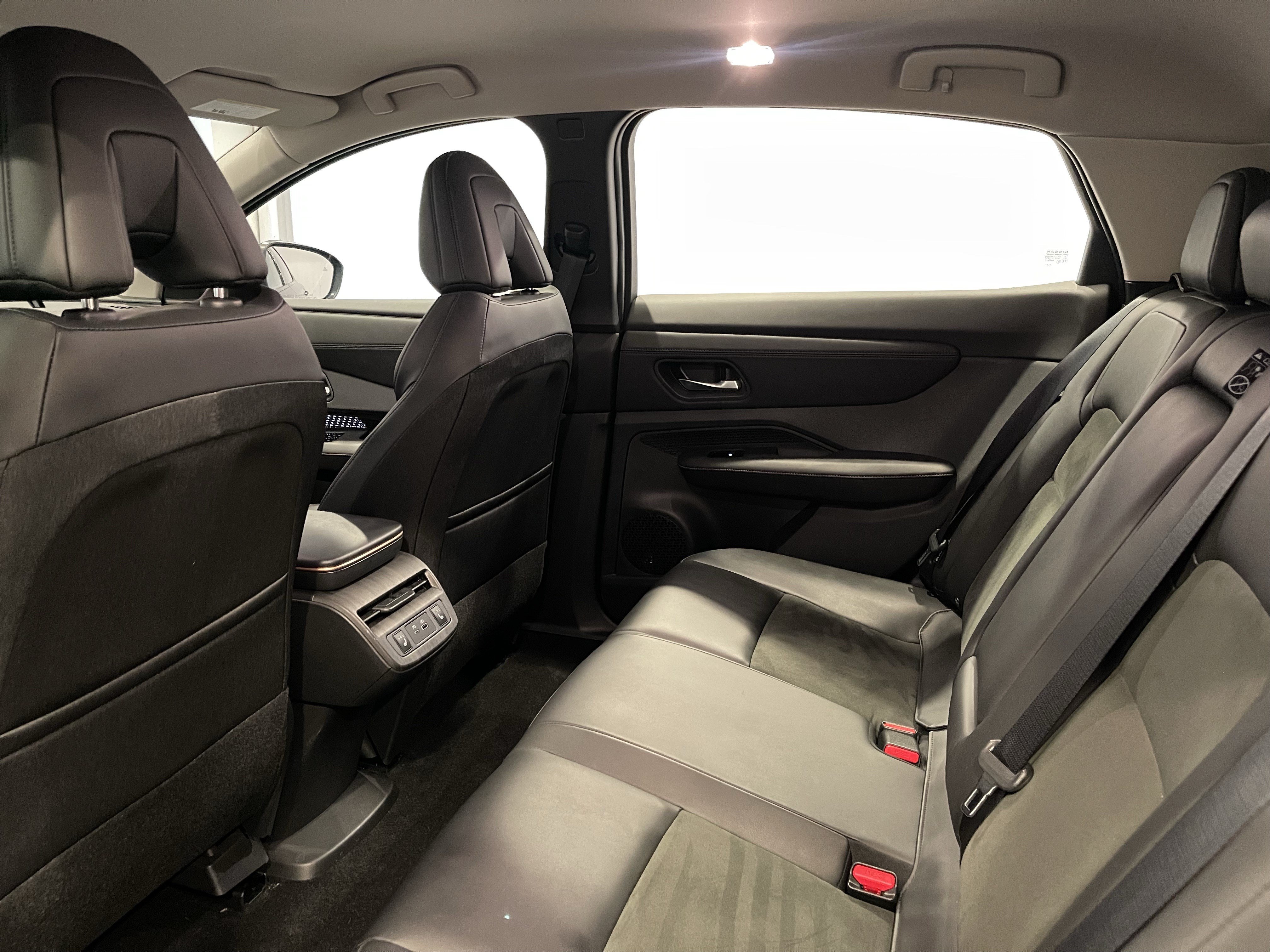 Used 2024 Nissan Ariya AWD image 23