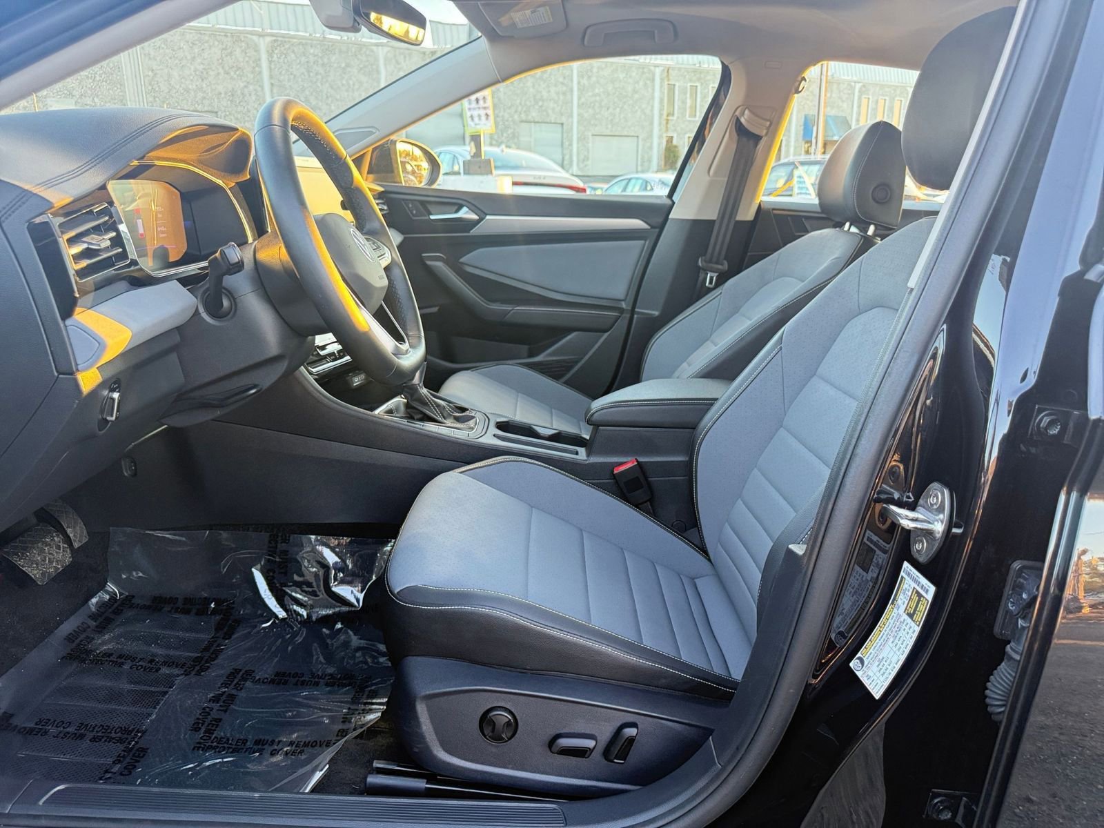 Used 2025 Volkswagen Jetta SE image 27