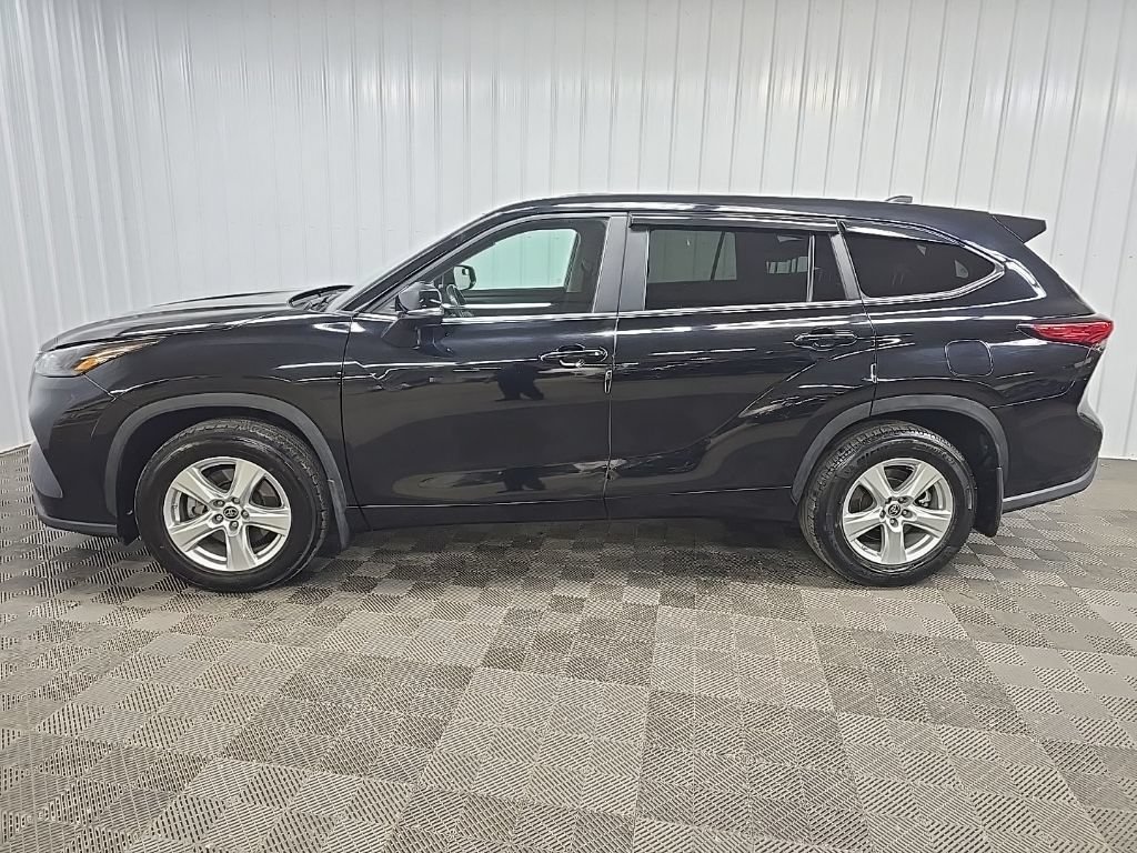 Used 2023 Toyota Highlander LE AWD/4WD image 5