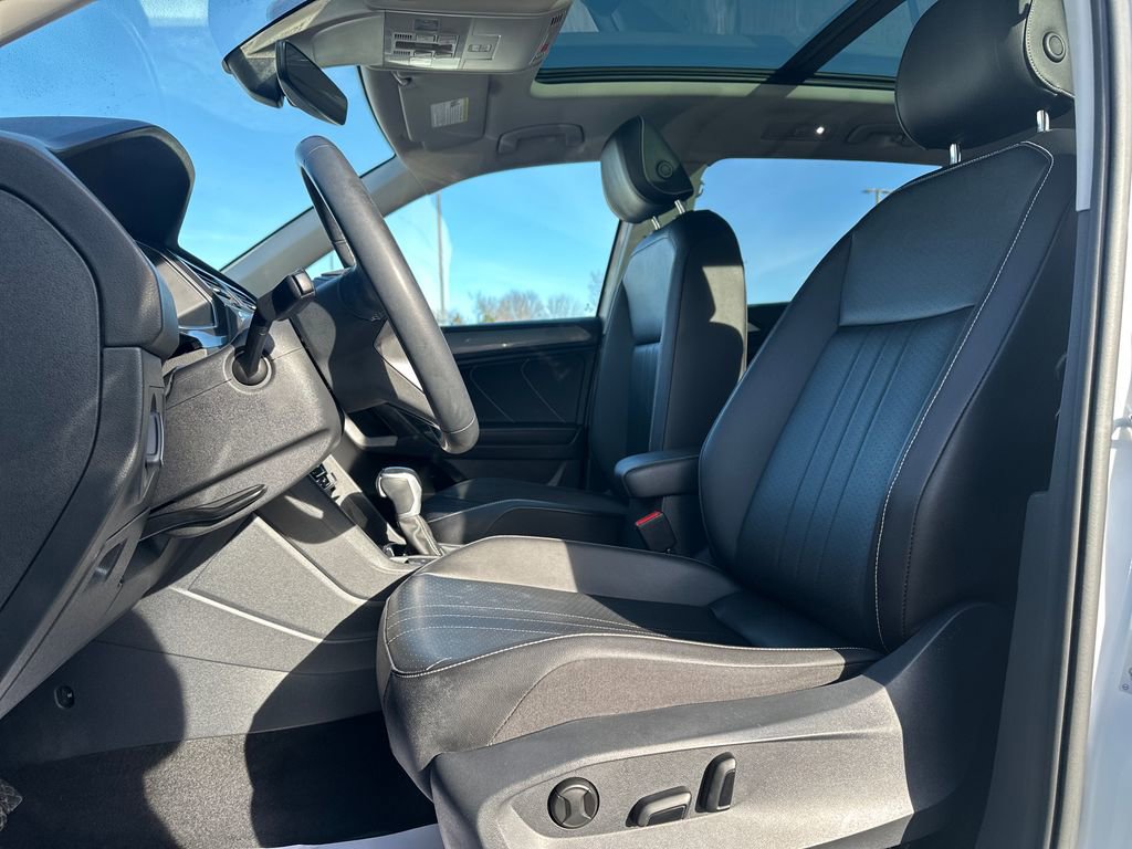 Used 2022 Volkswagen Tiguan SE image 3