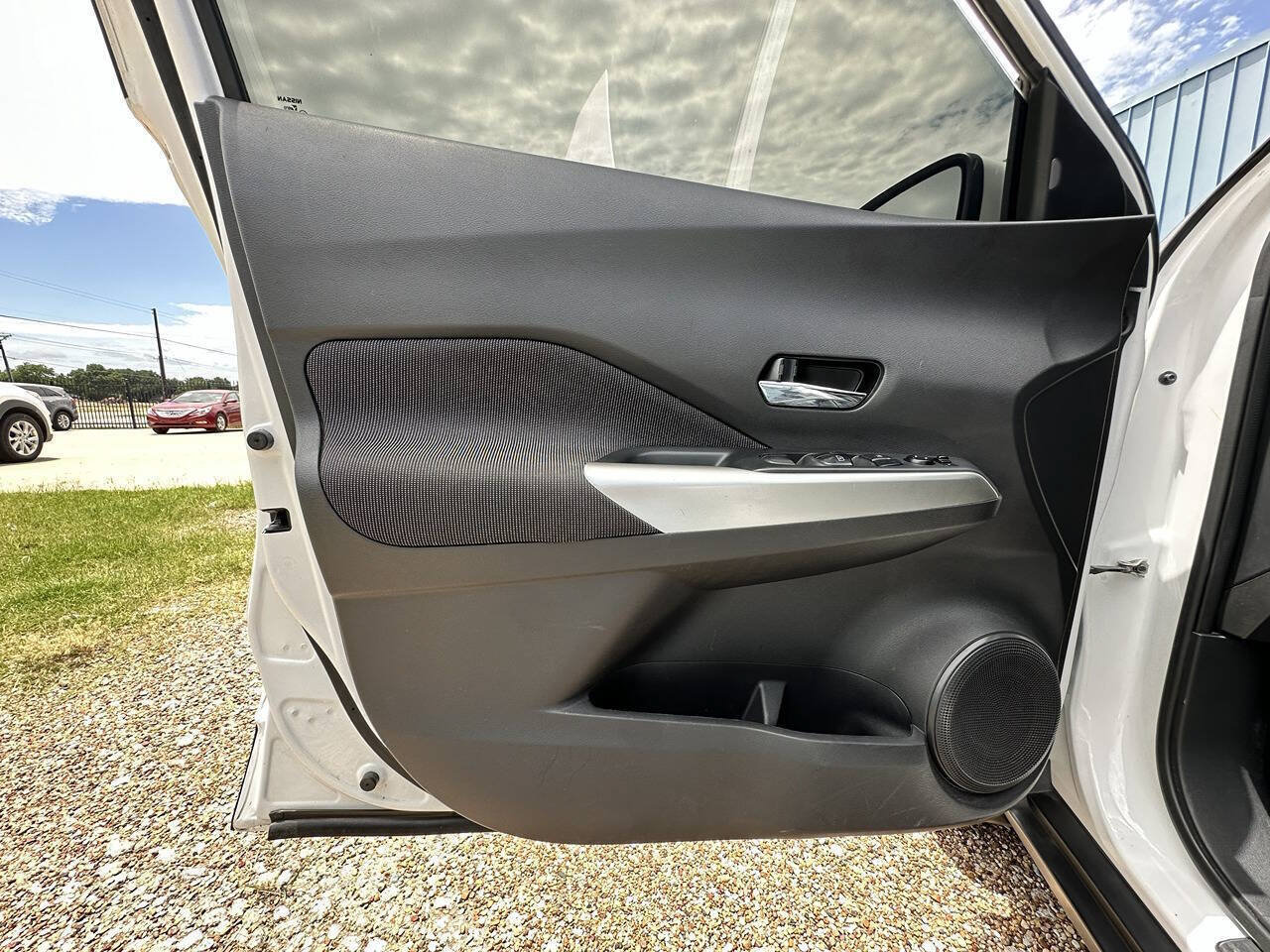 Used 2019 Nissan Kicks SV FWD image 16