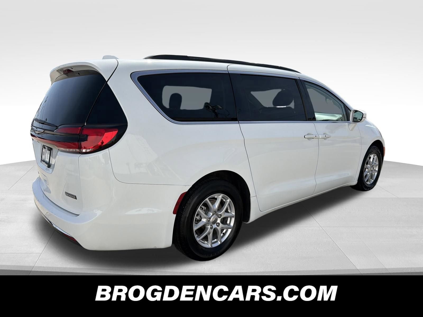 Used 2022 Chrysler Pacifica Touring-L image 3