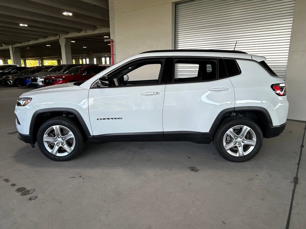 Used 2023 Jeep Compass Latitude w/ Sun and Sound Group AWD/4WD image 2