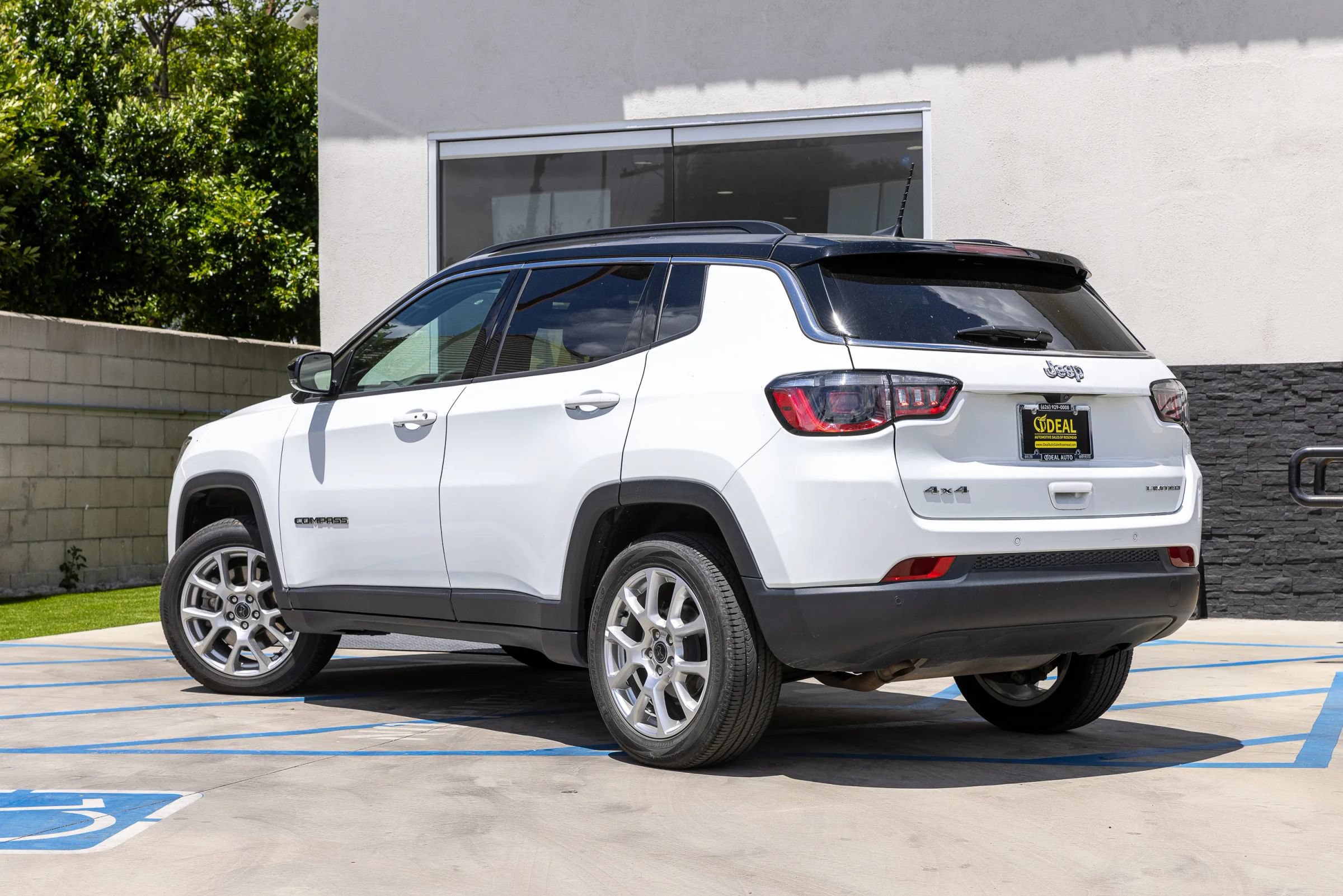 Used 2025 Jeep Compass Limited AWD/4WD image 11