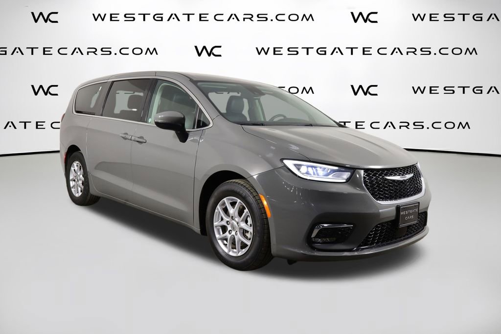 Used 2023 Chrysler Pacifica Touring-L image 43
