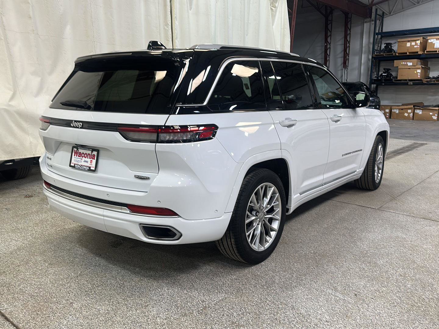 Used 2023 Jeep Grand Cherokee Summit AWD/4WD image 5