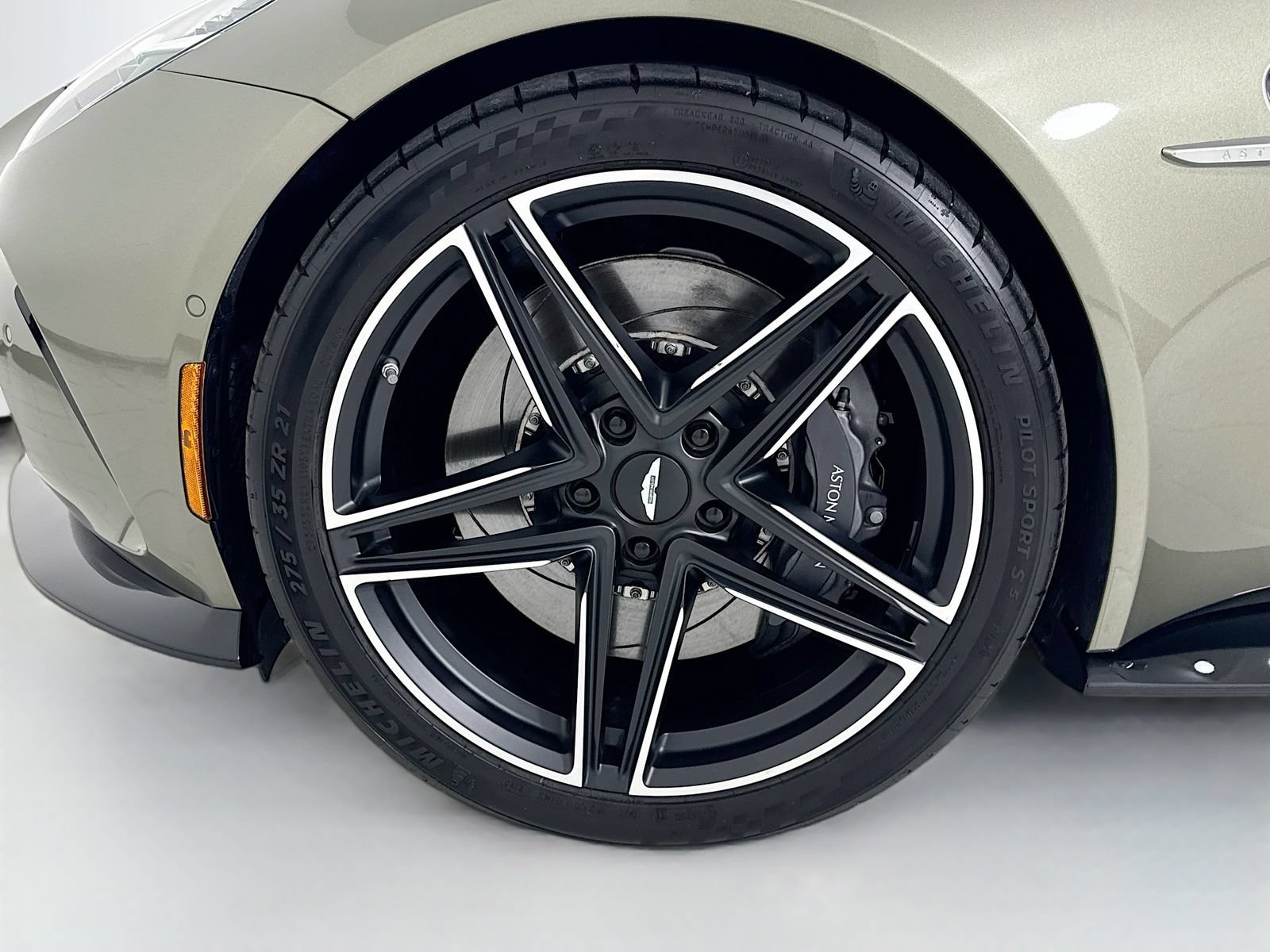 Used 2025 Aston Martin V8 Vantage Coupe RWD image 9