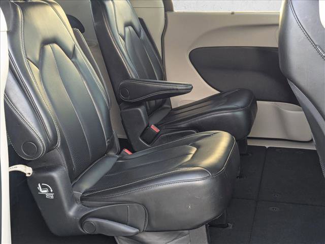 Used 2023 Chrysler Pacifica Touring-L image 18
