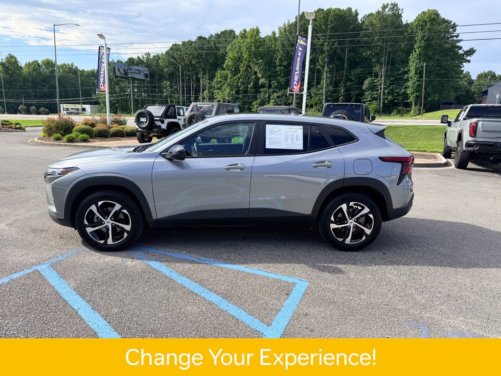 Used 2025 Chevrolet Trax RS w/ Sunroof Package FWD image 3