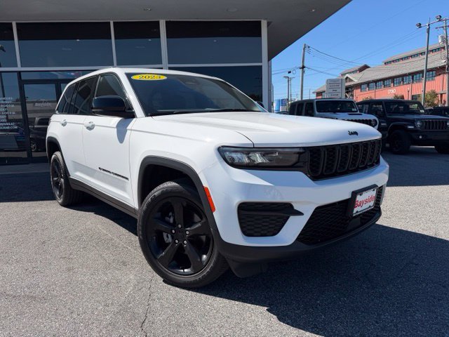 Used 2023 Jeep Grand Cherokee Altitude AWD/4WD image 2