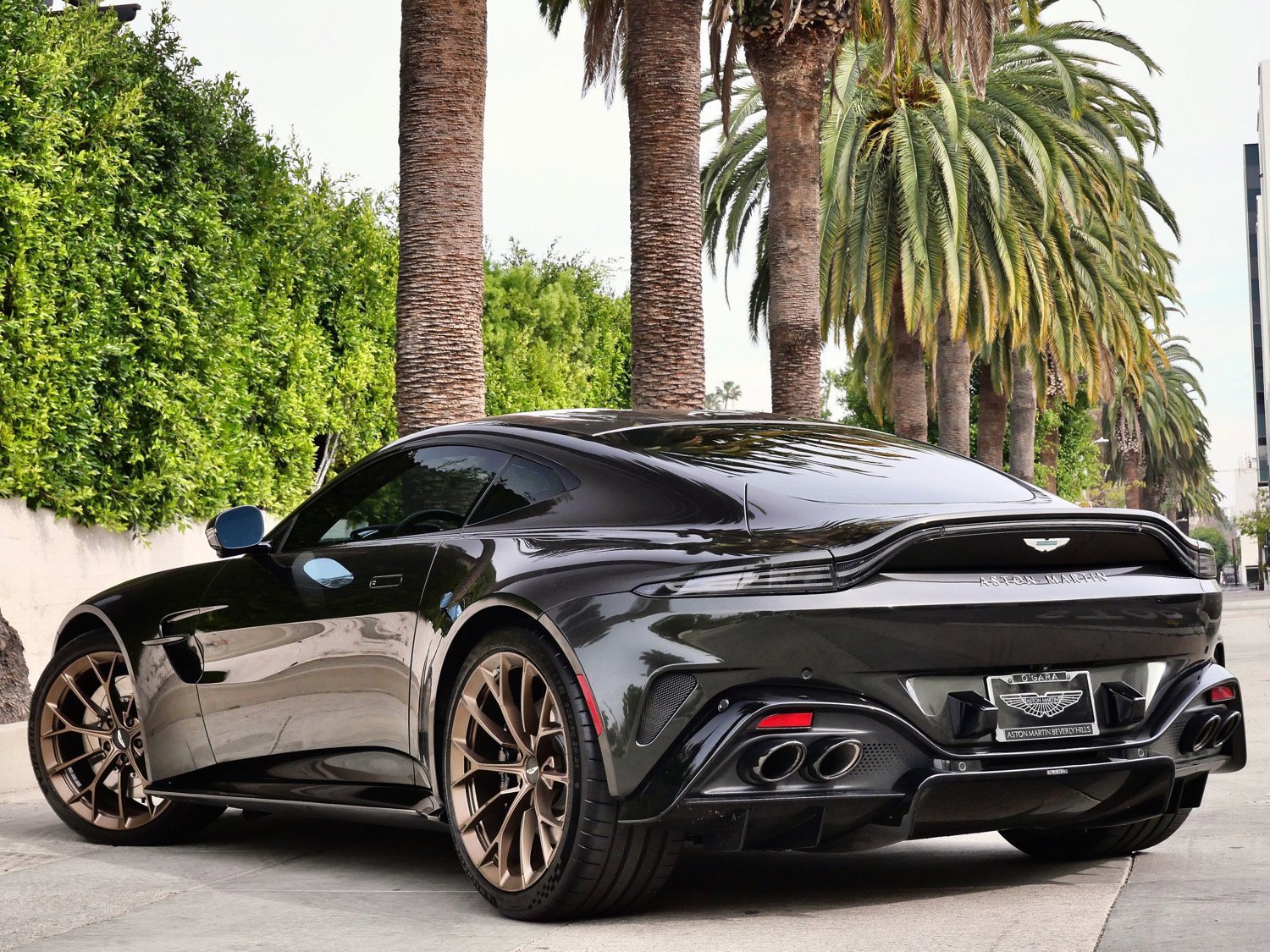 Used 2025 Aston Martin V8 Vantage Coupe image 2