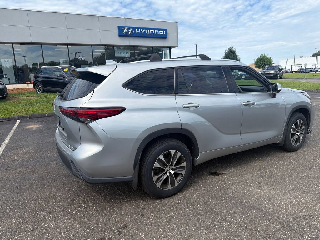 Used 2020 Toyota Highlander XLE AWD/4WD image 3