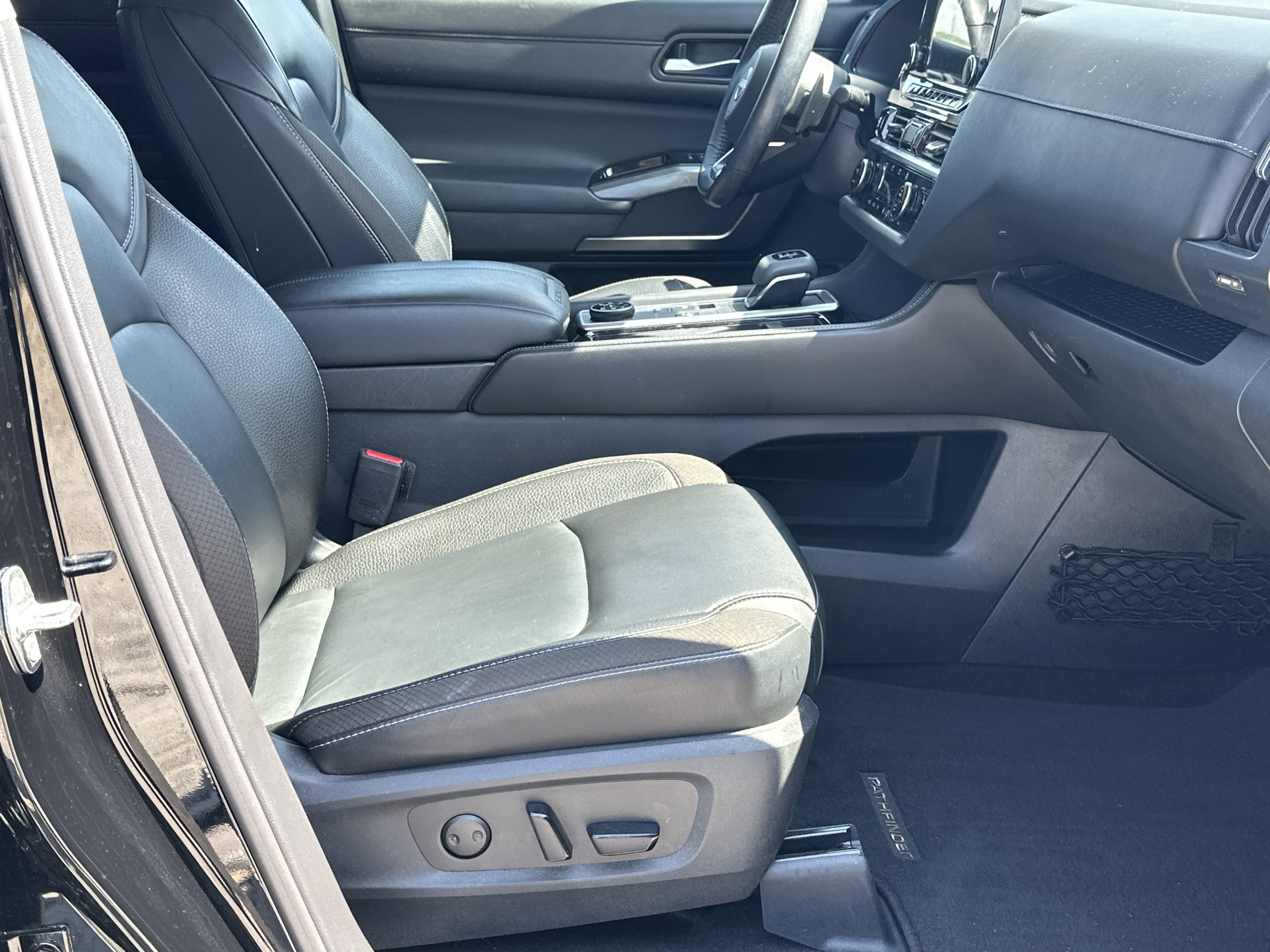 Used 2023 Nissan Pathfinder SL w/ Lighting Package (N92) AWD/4WD image 13