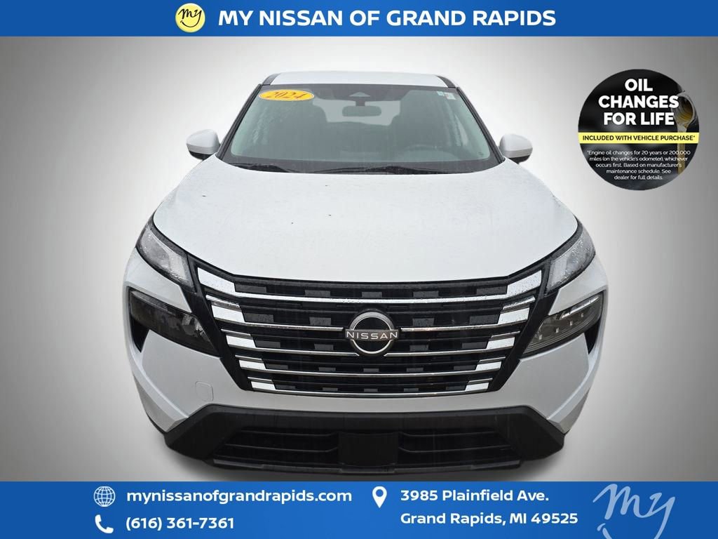 Used 2024 Nissan Rogue SV image 3