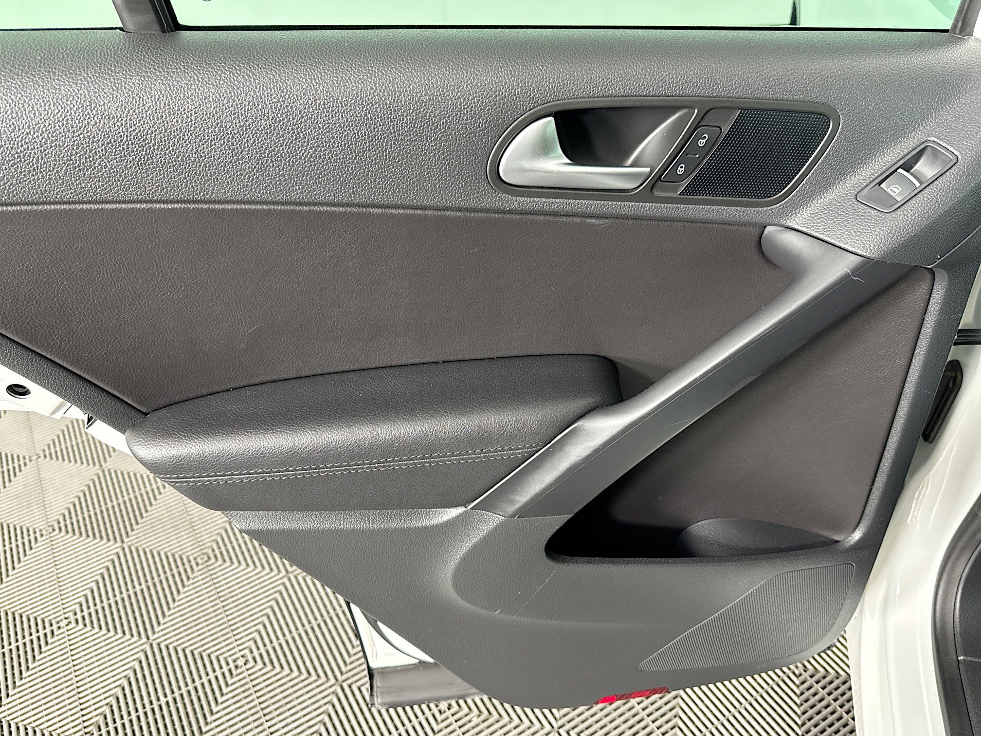 Used 2017 Volkswagen Tiguan Wolfsburg Edition image 25