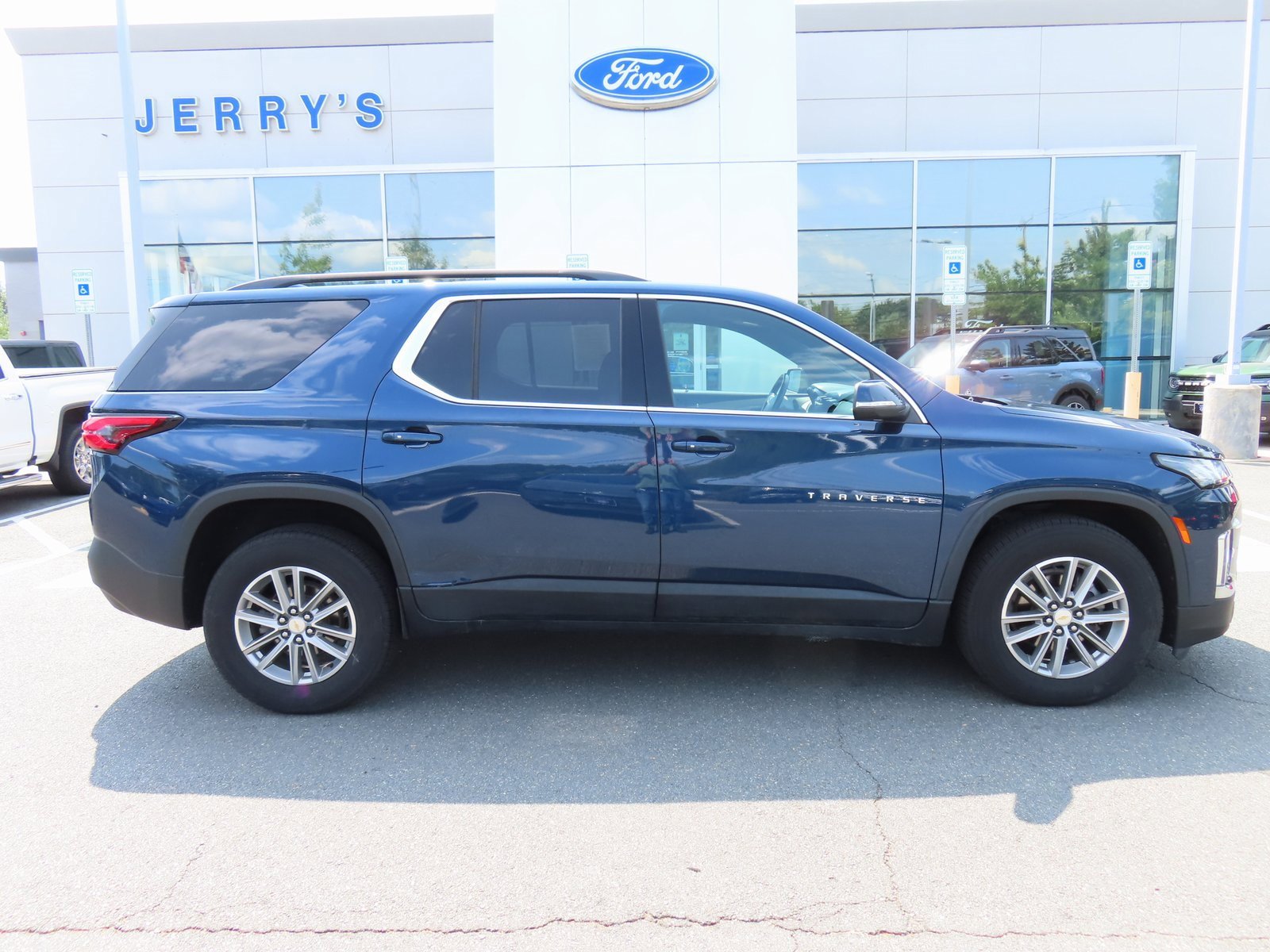 Used 2022 Chevrolet Traverse LT image 4