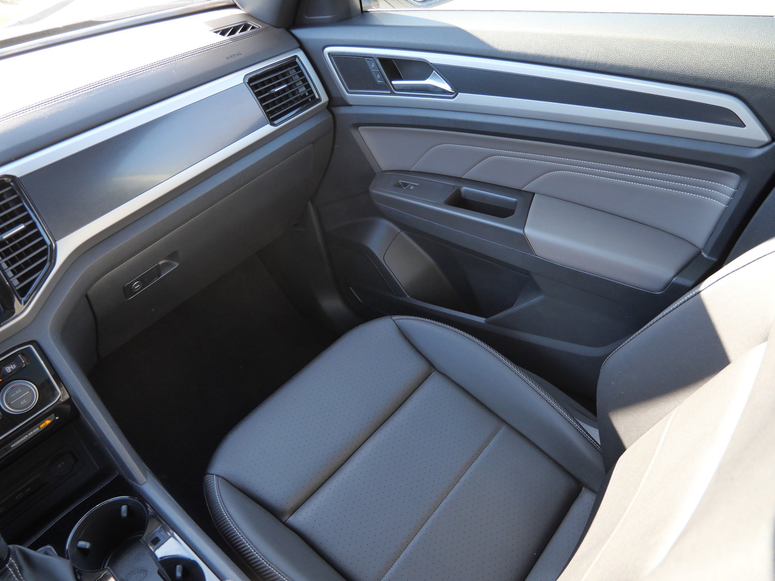 Used 2023 Volkswagen Atlas Cross Sport SEL R-Line image 11