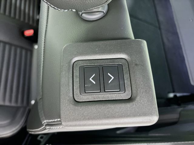 Used 2024 Land Rover Discovery Dynamic SE image 26