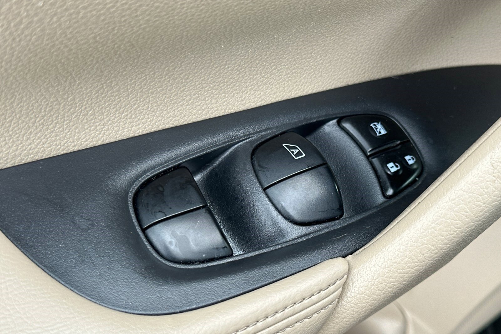 Used 2016 Nissan Rogue SV w/ SV Premium Package image 13