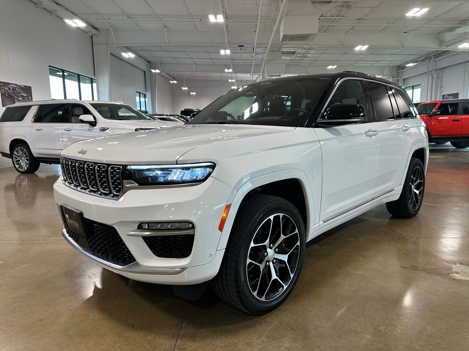 Used 2024 Jeep Grand Cherokee Summit AWD/4WD image 3