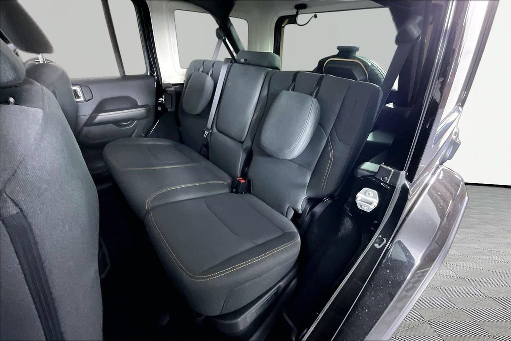 Used 2025 Jeep Wrangler Unlimited Sahara AWD/4WD image 21