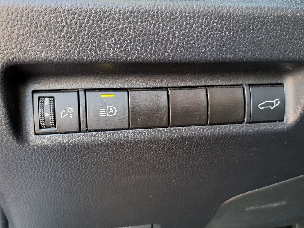 Used 2022 Toyota RAV4 XLE Premium image 18