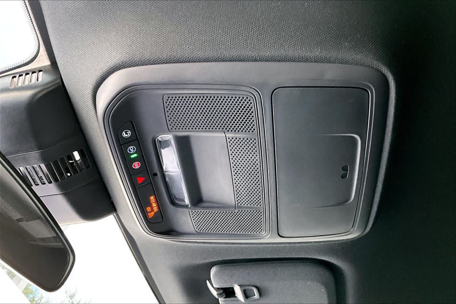 Used 2025 Chevrolet Traverse LT w/ Driver Confidence Package FWD image 32