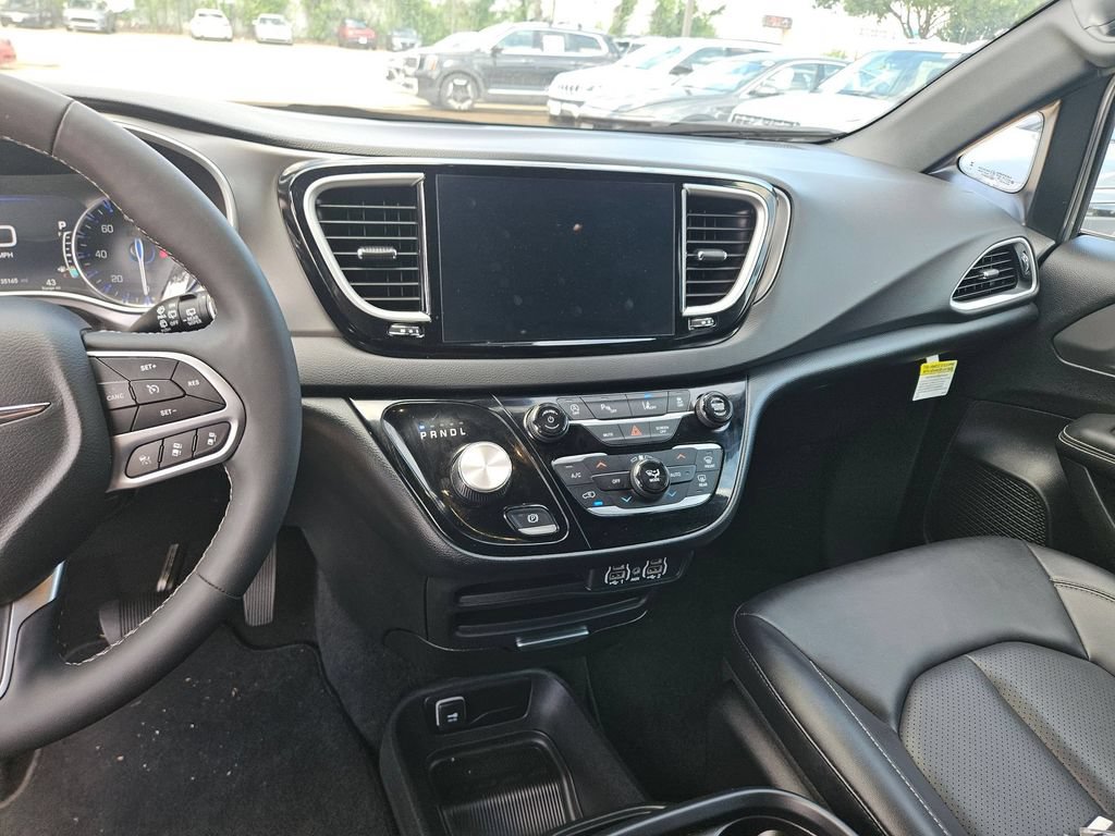 Used 2025 Chrysler Pacifica Select FWD image 19
