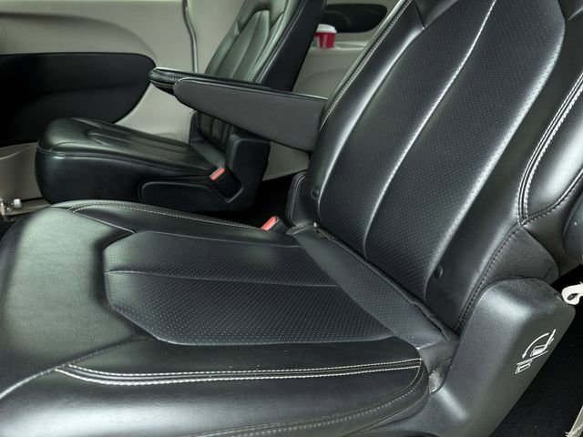 Used 2023 Chrysler Pacifica Touring-L FWD image 10