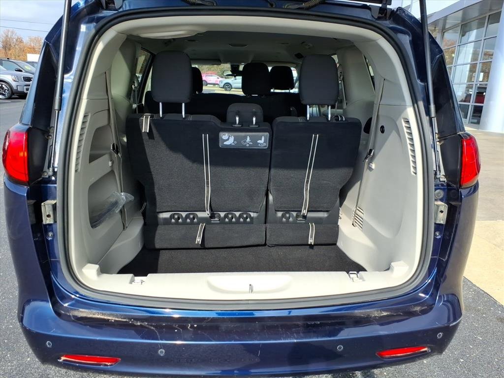 Used 2020 Chrysler Voyager L image 7