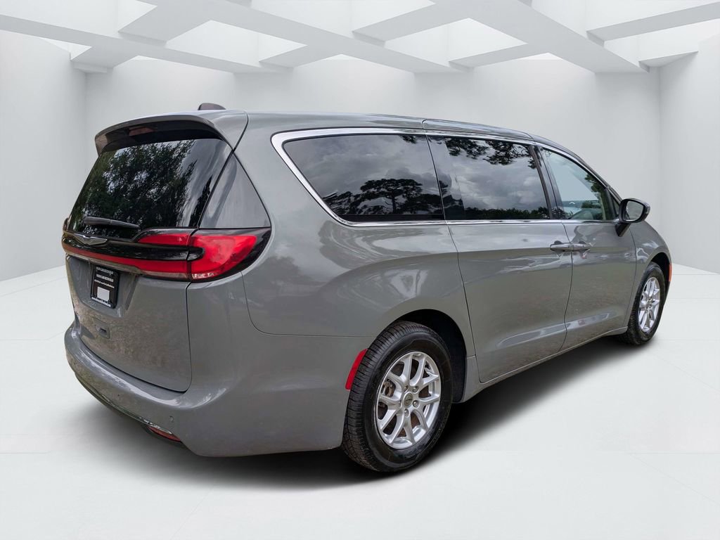Used 2023 Chrysler Pacifica Touring-L FWD image 3