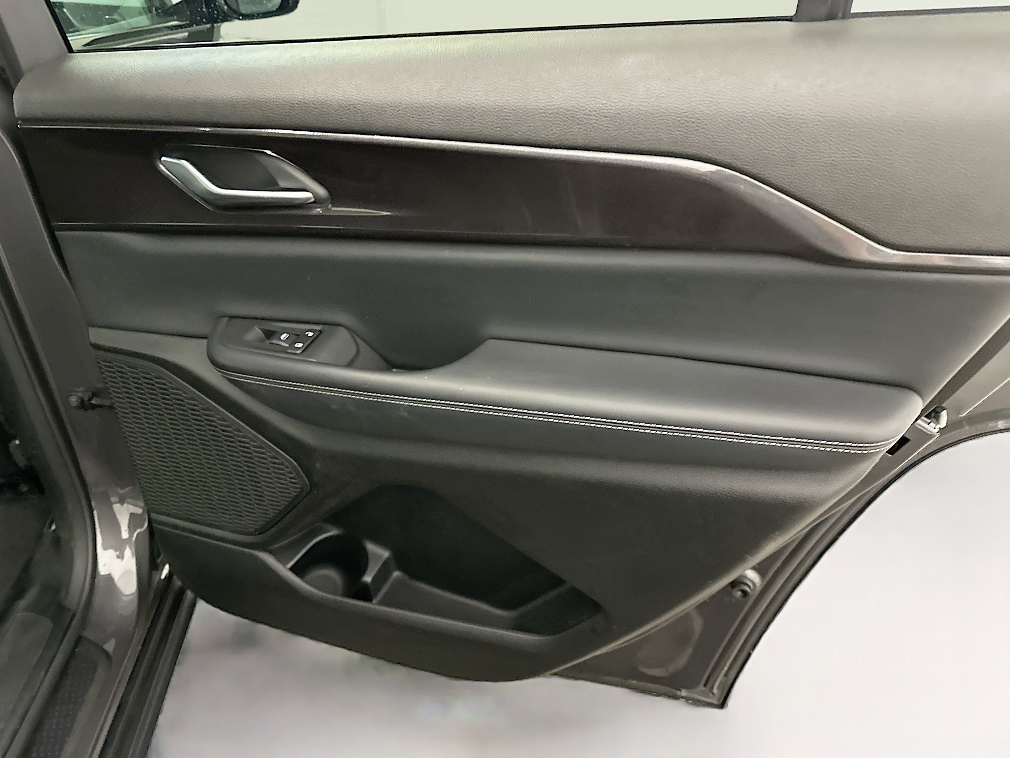 Used 2023 Jeep Grand Cherokee L Laredo image 33