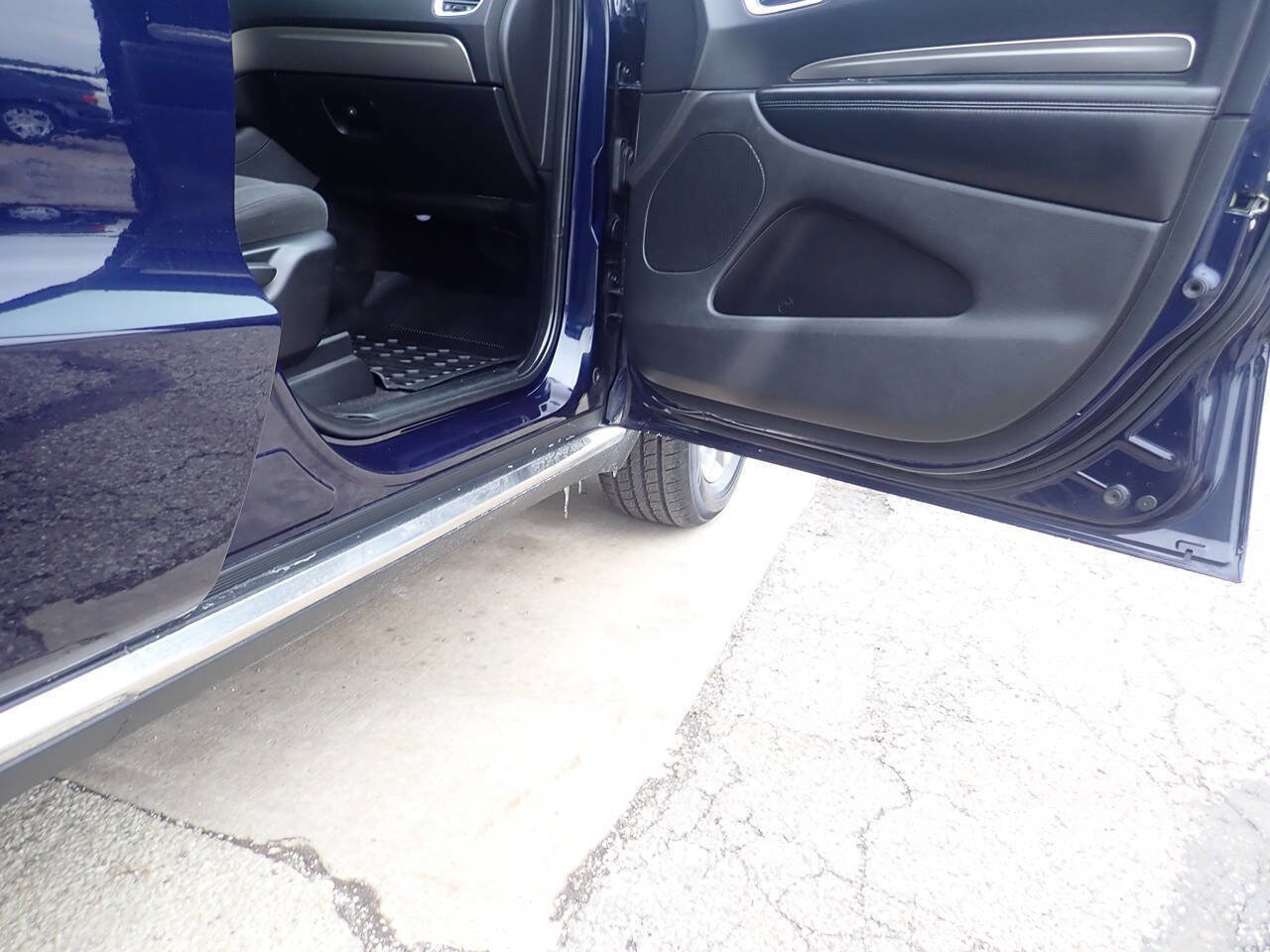Used 2018 Dodge Durango SXT w/ 3rd Row Seating Group AWD/4WD image 27