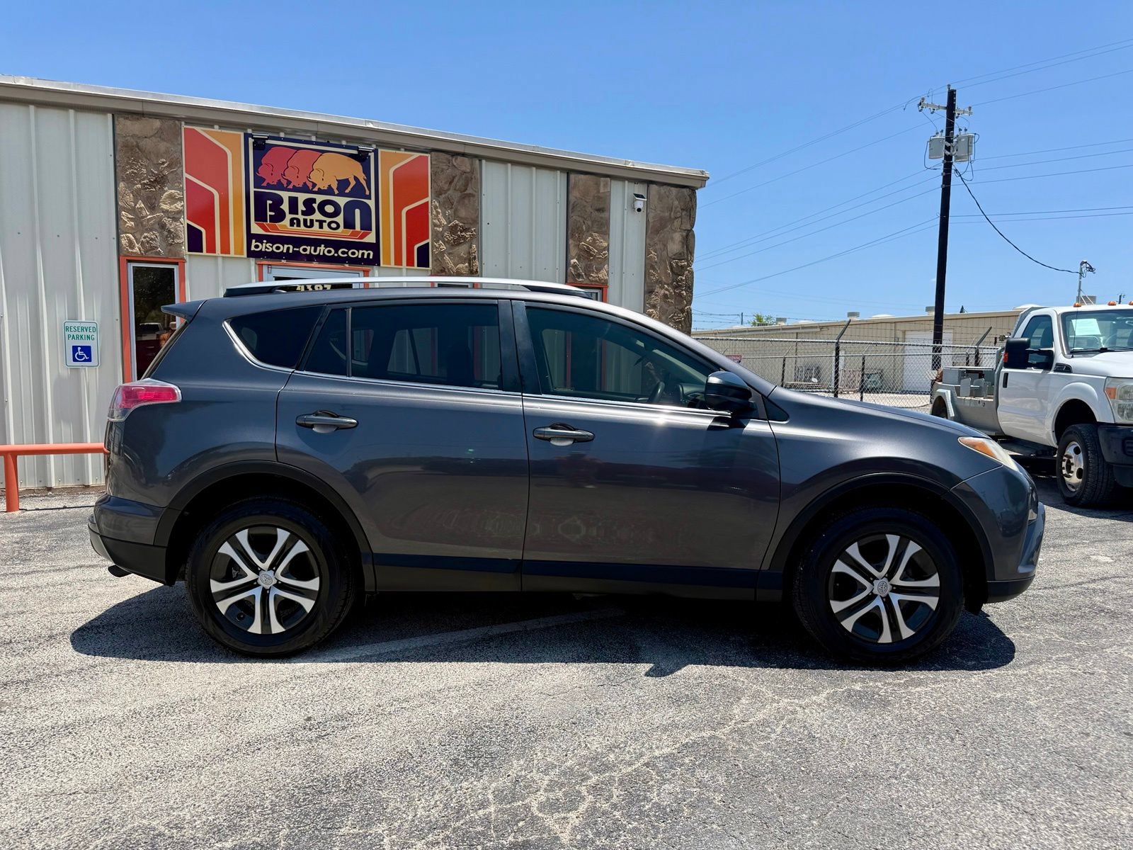 Used 2017 Toyota RAV4 LE FWD image 2