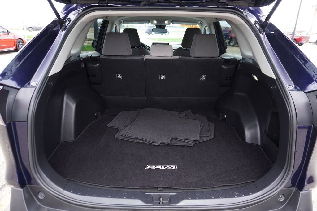 Used 2022 Toyota RAV4 XLE image 25