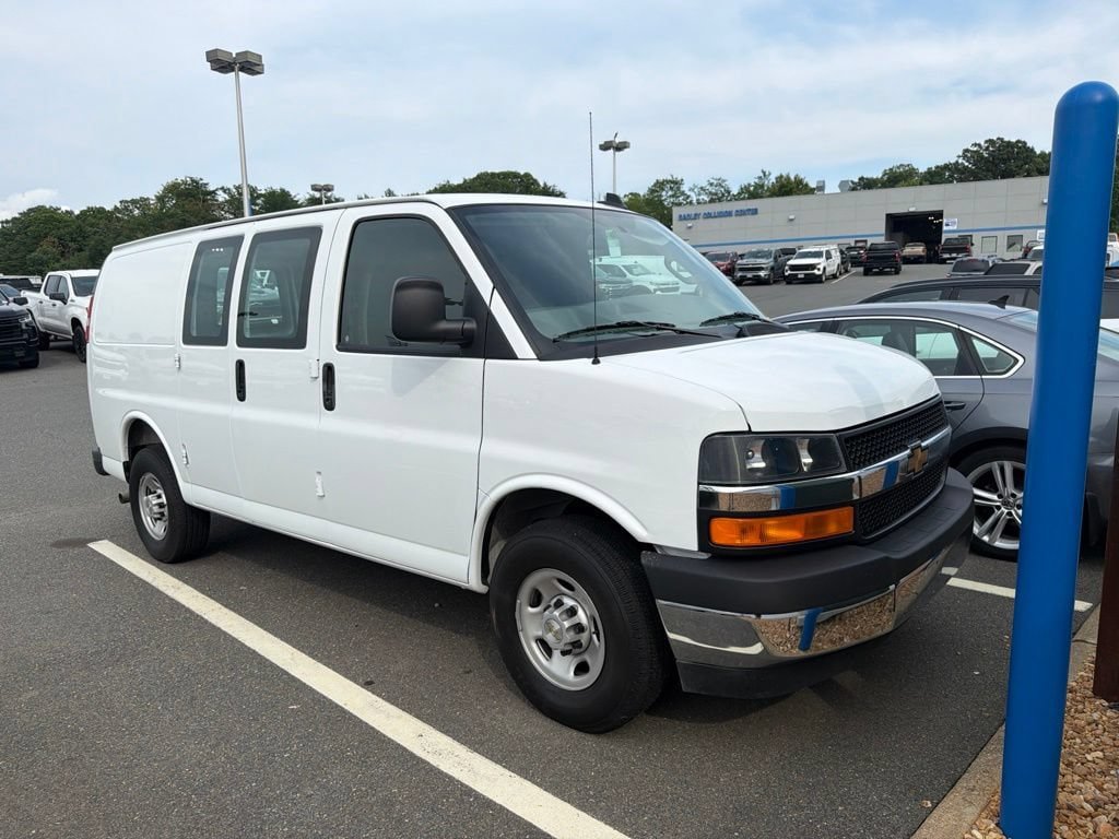 Used 2025 Chevrolet Express 2500 w/ Driver Convenience Package RWD image 4