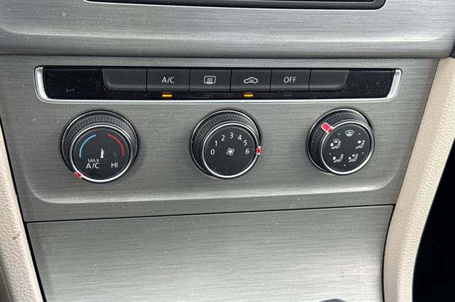 Used 2016 Volkswagen Golf S image 22