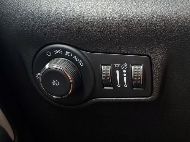 Used 2023 Jeep Compass Limited w/ Elite Group AWD/4WD image 35