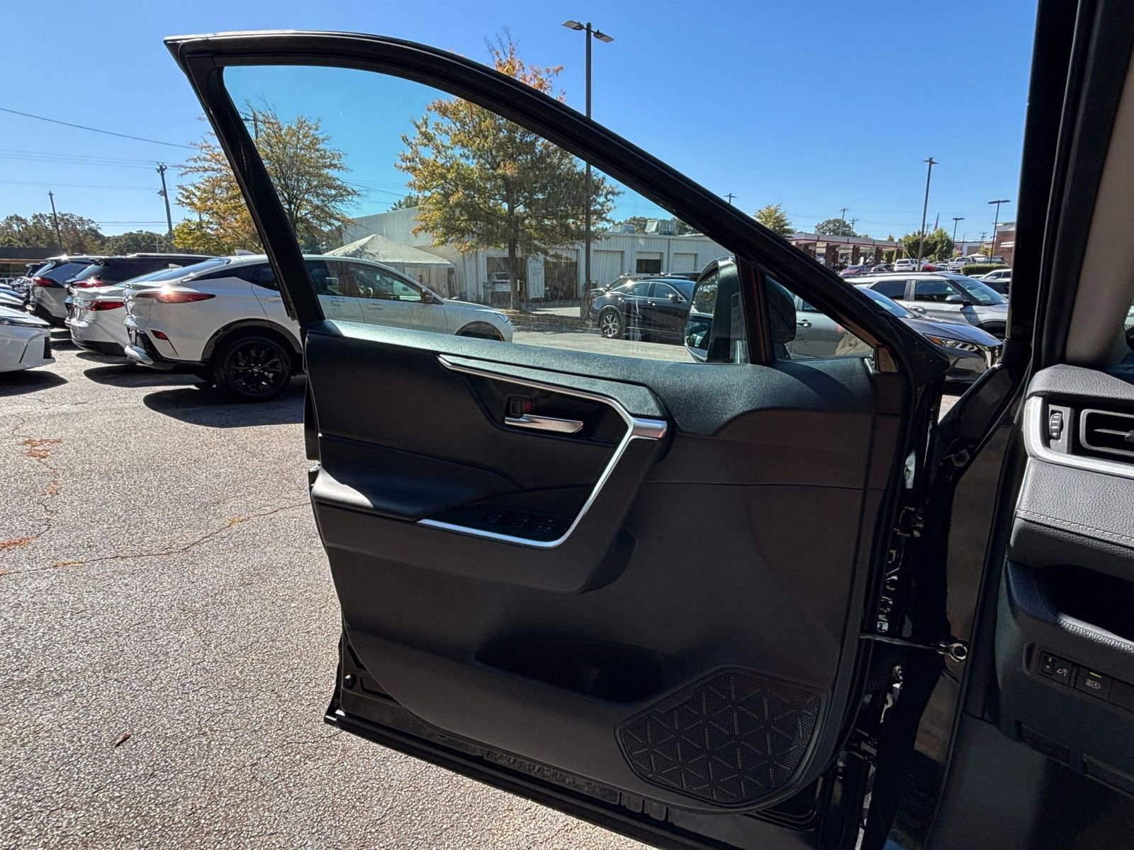 Used 2025 Toyota RAV4 XLE image 20