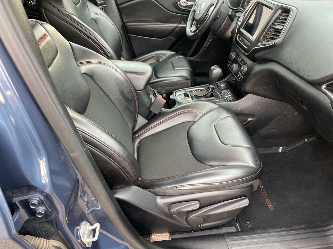 Used 2019 Jeep Cherokee Trailhawk w/ Cold Weather Group AWD/4WD image 33