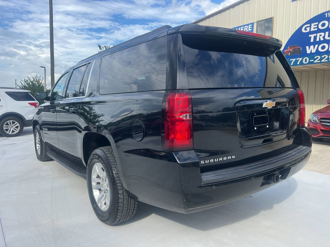 Used 2017 Chevrolet Suburban LT image 6