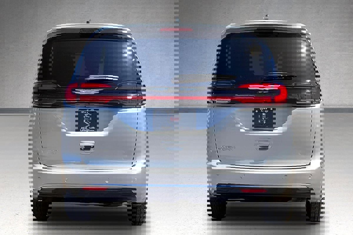 Used 2024 Chrysler Pacifica Touring-L image 4