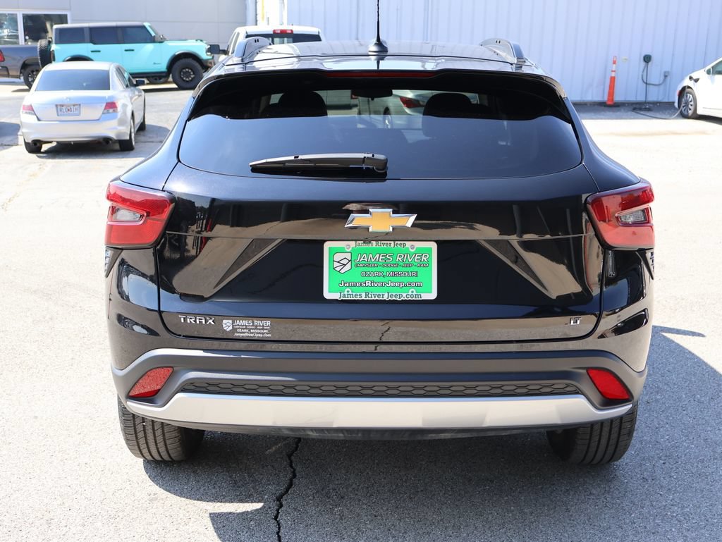 Used 2025 Chevrolet Trax LT FWD image 4
