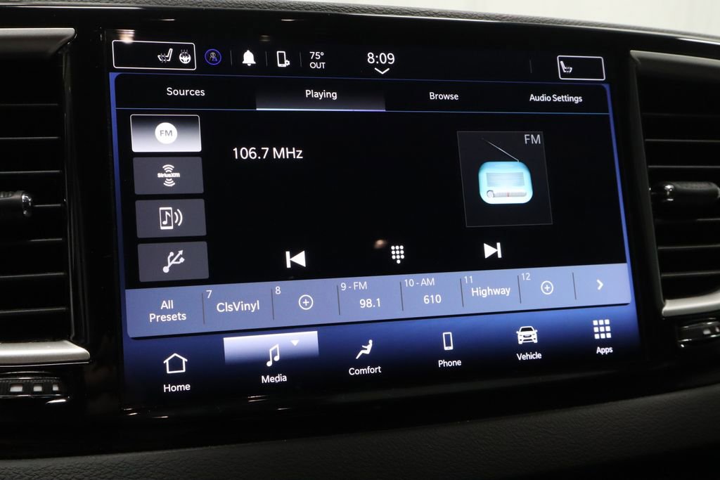 Used 2023 Chrysler Pacifica Touring-L FWD image 2