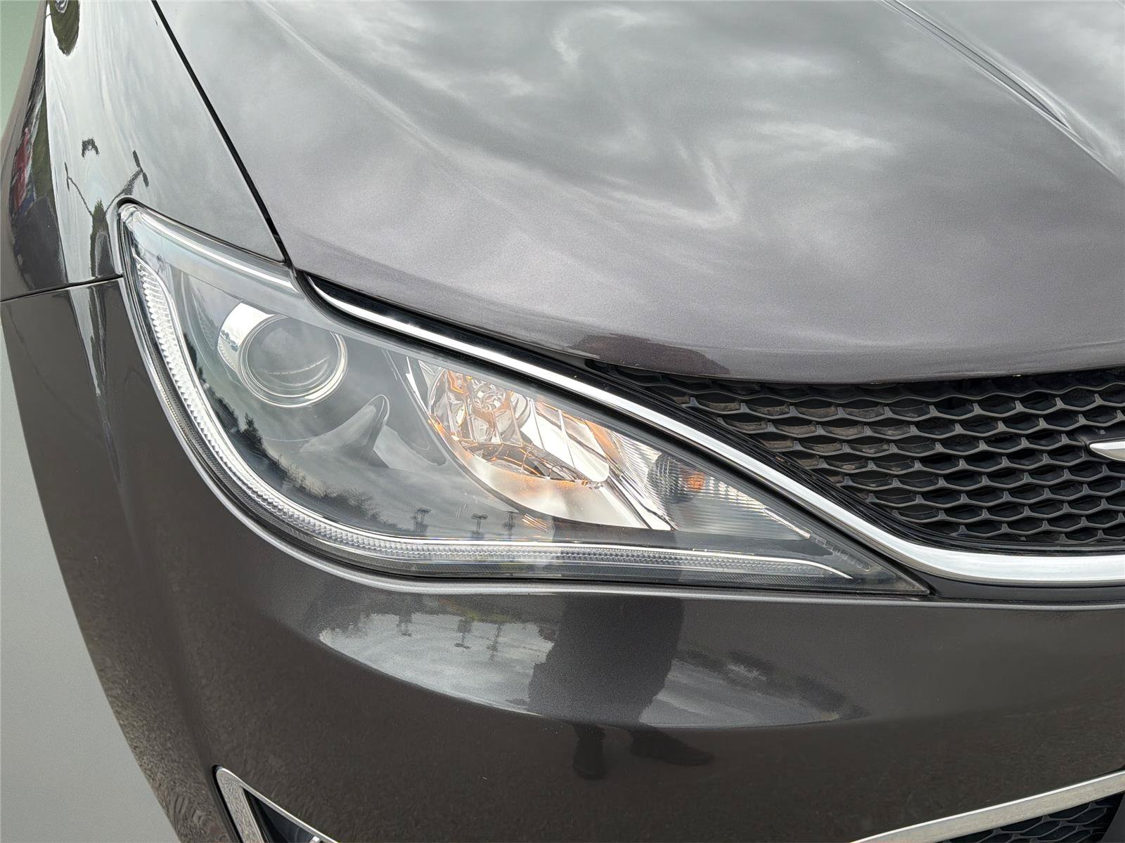Used 2019 Chrysler Pacifica Touring-L FWD image 34