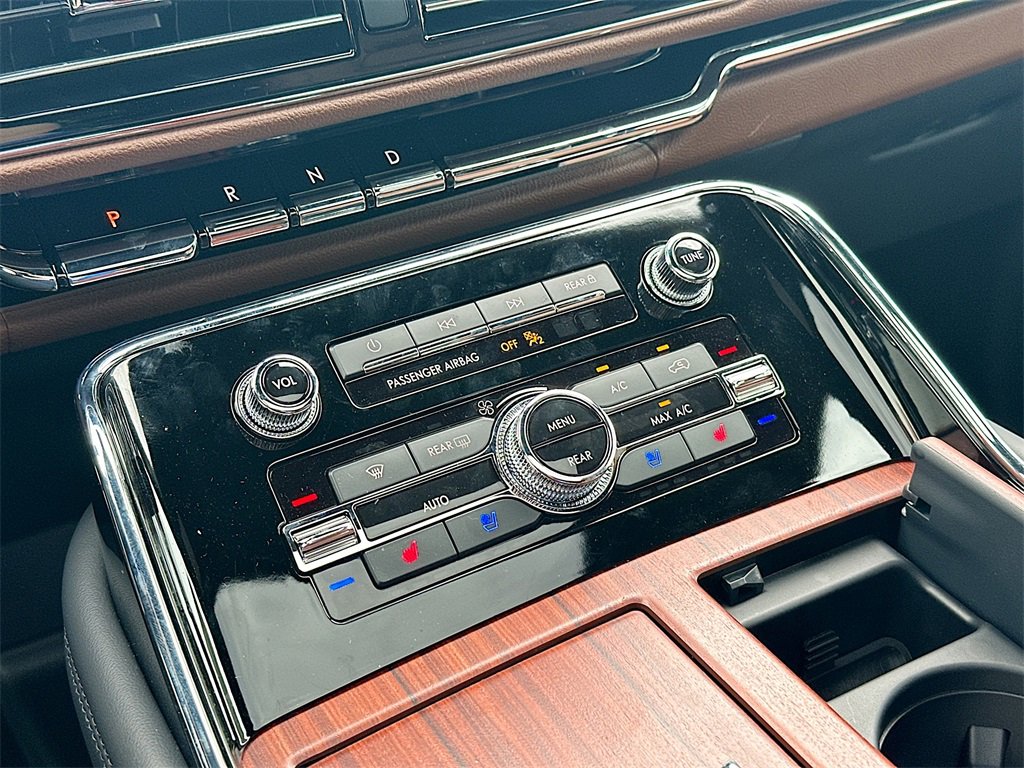 Used 2024 Lincoln Navigator Reserve image 14