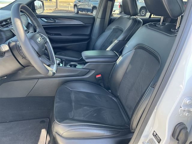 Used 2025 Jeep Grand Cherokee Altitude AWD/4WD image 13
