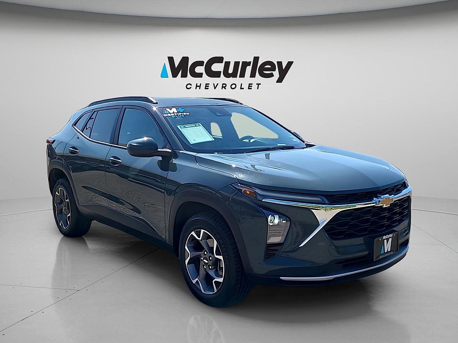 Used 2025 Chevrolet Trax LT FWD image 1